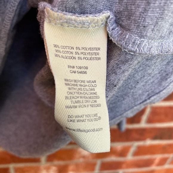 Life Is Good Womens Medium Gray Long Sleeve Vneck Love Snow Flake Graphic Tshirt - Picture 7 of 8